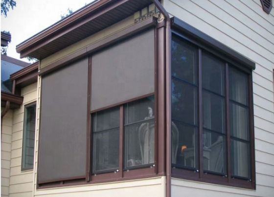 أغطية النافذة في الهواء الطلق