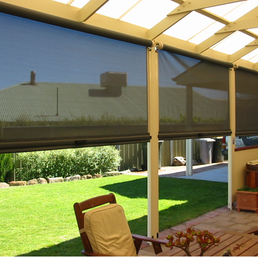 السحب في الهواء الطلق أسفل الستائر الأسطوانة