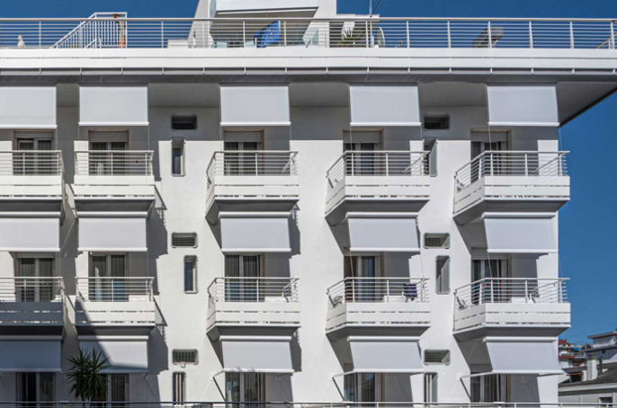 الستائر الدوارة واقية من الشمس في الهواء الطلق